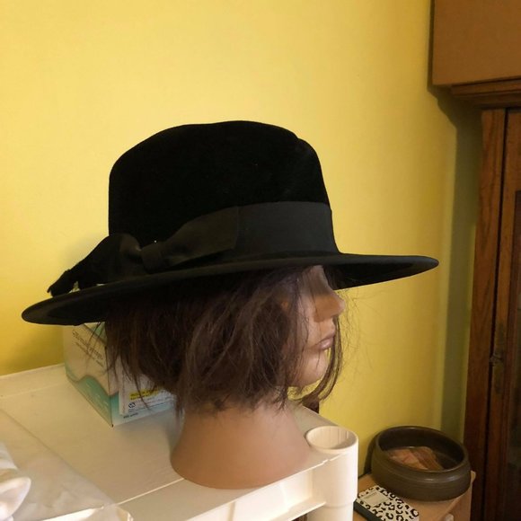 Woman’s Hat by Woolf Brothers - Picture 6 of 7